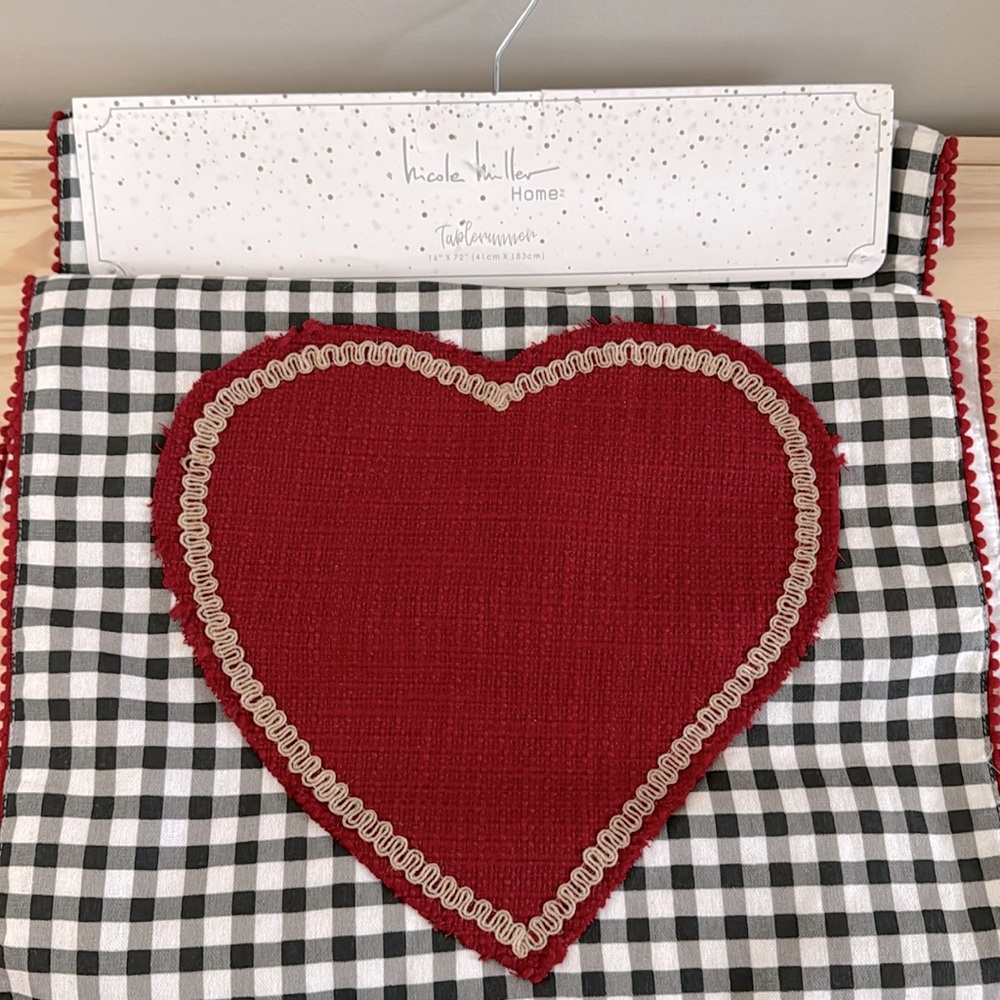 Nicole Miller Tablerunner